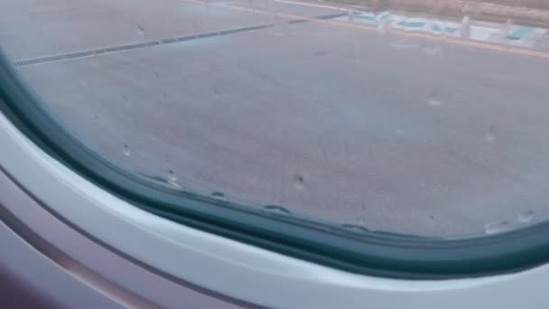 テッサロニキ ギリシャ 2021年10月9日 Skgマケドニア空港で撮影されたターマック滑走路雨滴窓板上の飛行機 — ストック動画