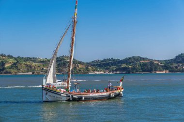 Lizbon, Portekiz - 18 Temmuz 2018: Sejas Feliz 'in günlük görüntüsü geleneksel 1947 yelkenli teknesi, Tagus Nehri' nde turistlerle birlikte yelken açıyor..