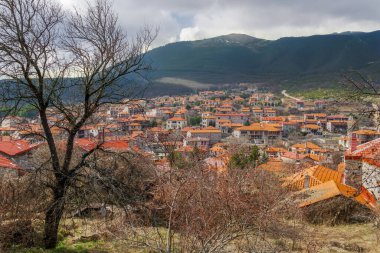 Agios Athanasios, Yunanistan 'ın geleneksel köyü. Düşük katlı taş evler üzerinde kırmızı kiremit çatıları var..
