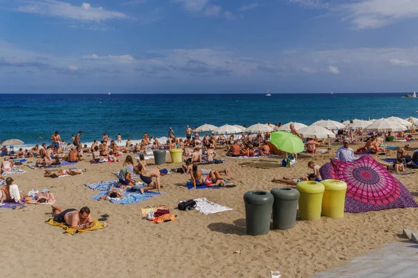 Barcelona Spain July 2017 Barceloneta Beach Swimmers Sunbathing Bright Sun — Stock Photo, Image