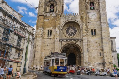 Lizbon, Portekiz - 18 Temmuz 2018: 12. yüzyıl Lizbon Katedrali, Se De Lisboa, park halindeki tuk araçları ve 12 numaralı tramvay hattı.
