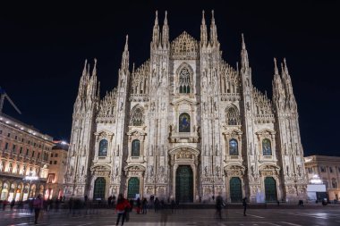 Milano, İtalya, geniş açılı aydınlatma Gotik tarzı Roma Katolik Duomo Katedrali cephede ana meydanda.