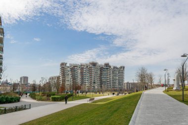 Milan, İtalya Şubat - 24 2019: Fiera bölgesindeki CityLife alışveriş bölgesinde asimetrik formlara sahip modern mimari binalar Daniel Libeskind 'in Libeskind konutlarının günlük görünümü.