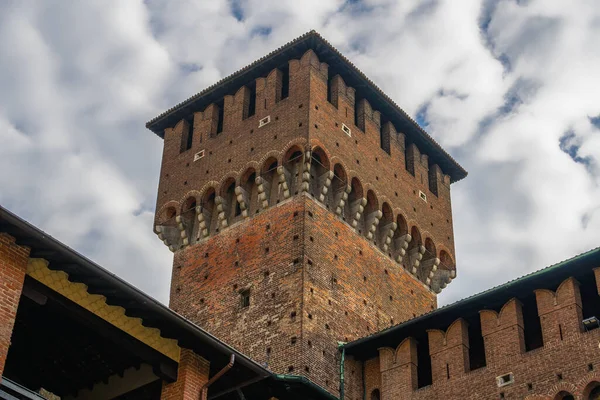 Milan Itálie Nádvoří Nízký Úhel Den Pohled Hrad Sforzesco Moat — Stock fotografie