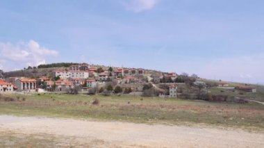 Yunanistan 'ın Agios Athanasios kentindeki dağ evleri ve kırmızı kiremit çatıları ile geleneksel köy yerleşkeleri.
