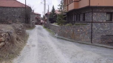Yunanistan 'ın Agios Athanasios kentindeki dağ evleri ve kırmızı kiremit çatıları ile geleneksel köy yerleşkeleri.