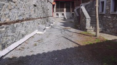 Yunanistan 'ın Agios Athanasios kentindeki dağ evleri ve kırmızı kiremit çatıları ile geleneksel köy yerleşkeleri.