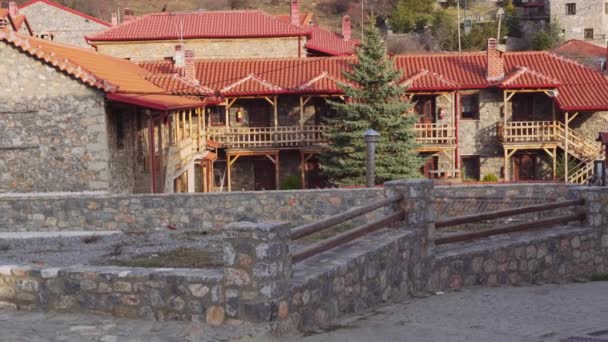 Mountain Lodges Traditionele Dorp Nederzetting Met Stenen Huizen Rode Tegel — Stockvideo