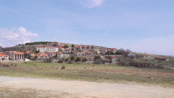 マウンテンロッジAgios Athanasios ギリシャの石造りの家と赤瓦の屋根と伝統的な村の集落 — ストック動画