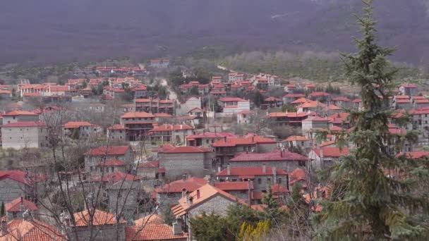 マウンテンロッジAgios Athanasios ギリシャの石造りの家と赤瓦の屋根と伝統的な村の集落 — ストック動画