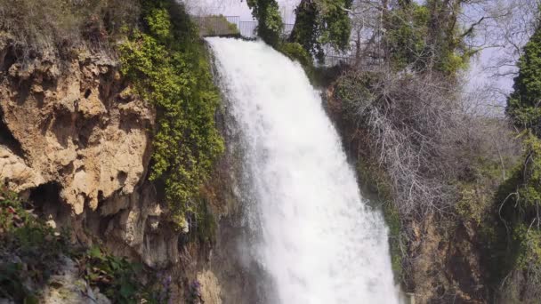 Přírodní Vodopád Velkým Množstvím Vody Kaskádovité Dolů Skalnatý Terén Obklopený — Stock video