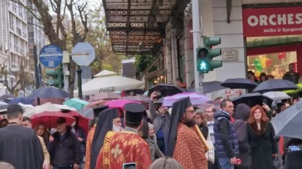 그리스의 테살로니키 2023 금요일 정교회 부활절 도심의 거리에서 꽃으로 장식된에 — 비디오