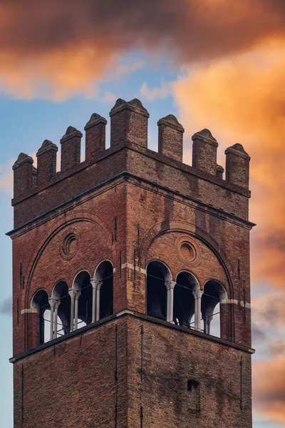 Boloňa Itálievěž Palazzo Podesta Století Proti Dramatickým Oranžovým Mrakům — Stock fotografie