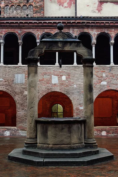 Bolonya, İtalya Santo Stefano kompleksi avluda, Sette Chiese 'in bir parçası, Yedi Kilise.