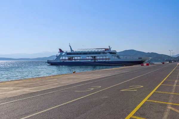 Barco Ferry Vazio Atracado Porto Torno Mar Calmo Dia Verão — Fotografia de Stock