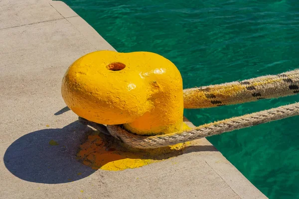 Una Cuerda Gruesa Halcón Usada Para Amarrar Barco Muelle Amarillo — Foto de Stock