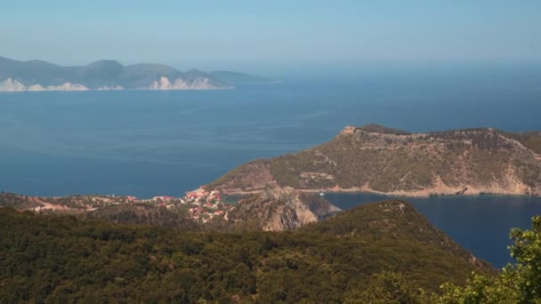 Panoramablick Auf Das Traditionelle Küstendorf Asos Mit Niedrigen Roten Ziegeldachhäusern — Stockvideo