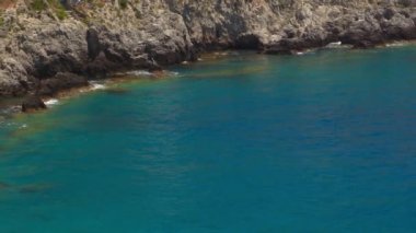 Kayalık kayalıklardan bitki örtüsü ile kristal berraklığında Myrtos sahilleri turkuvaz suları ve Sefalonya İyon Adası Yunanistan 'da tanımlanamayan yüzücüler.. 