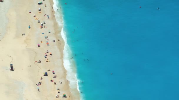 Patelnia Krystalicznie Czystej Plaży Myrtos Turkusowymi Wodami Niezidentyfikowanymi Pływakami Skalistego — Wideo stockowe