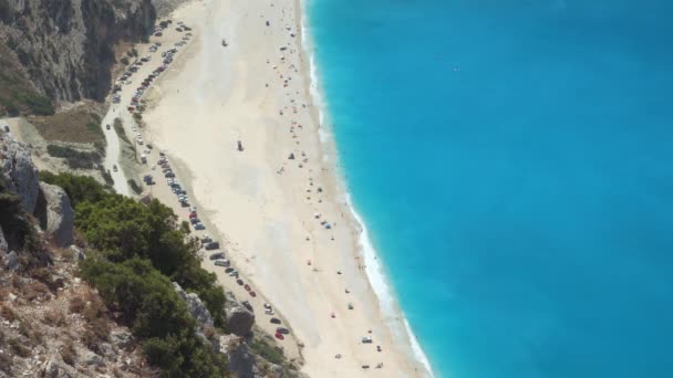 Spiaggia Myrtos Cristallina Con Acque Turchesi Bagnanti Non Identificabili Cefalonia — Video Stock