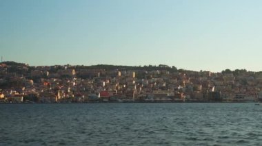 Yunanistan 'ın Sefalonya Adası' nda alçak binaları olan Argostolion kasabası deniz manzarası.