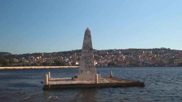 1813 Kamienny Otoczony Wodą Obelisk Przy Moście Bosset Panoramą Miasta — Wideo stockowe