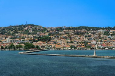 Argostoli şehir panoramasının yer aldığı De Bosset Köprüsü 'nün yanındaki 1813 taş kaplı dikilitaşlı dikilitaş, Yunanistan' ın İyon Adası 'nın arka planında yer alıyor..