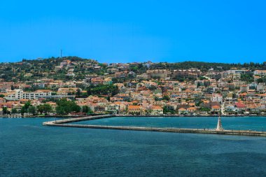 Argostoli şehir panoramasının yer aldığı De Bosset Köprüsü 'nün yanındaki 1813 taş kaplı dikilitaşlı dikilitaş, Yunanistan' ın İyon Adası 'nın arka planında yer alıyor..
