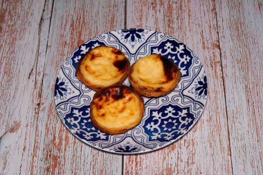 Pasteis De Nata, Pastel de Belem, geleneksel Portekiz minyatür kremalı pastaları bir tabakta servis edilir..