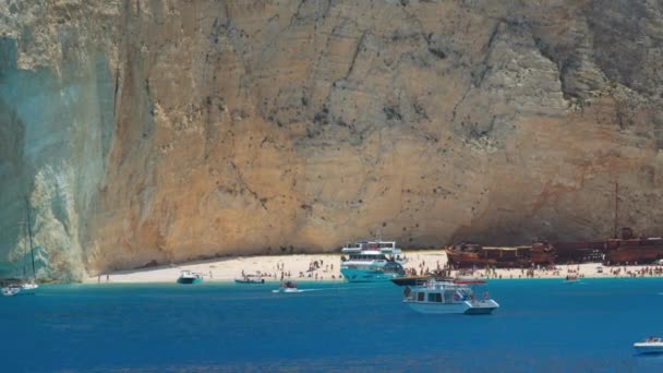2021年7月10日 希腊Zakynthos 与游客和停泊在爱奥尼亚群岛上的旅游船一起在沙滩上游览纳瓦吉奥海滩的著名沉船残骸 — 图库视频影像