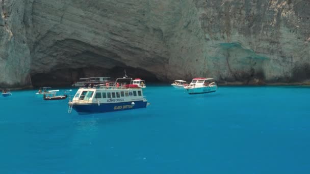 2021年7月10日 希腊Zakynthos 在爱奥尼亚群岛纳瓦吉奥海滩海域 在清澈平静的碧绿水面上航行的小型旅游船只 — 图库视频影像