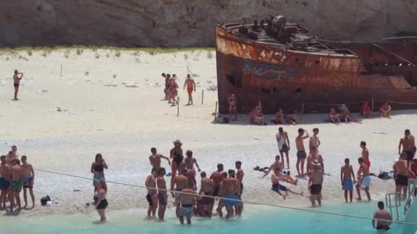 2021年7月10日 希腊Zakynthos 纳瓦吉奥海滩海景 在爱奥尼亚群岛的沙滩上与游客一起观赏著名的沉船残骸 — 图库视频影像