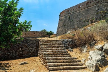 Nafplio, Yunanistan Palamidi takviye merdiveni aydınlık bir yaz günü kaleden önce.