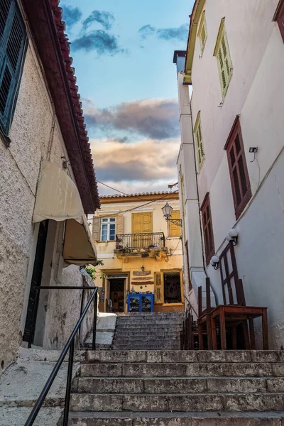 希腊纳夫普林一座通往传统商店的楼梯 位于一座有阳台的房子上 — 图库照片