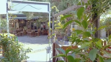 Selanik, Yunanistan - 30 Haziran 2023: 1920 'lerin Yahudi Sinagogu cephesinde düşük açılı tava, Yahudi Soykırımından kurtulan tek kişi. 