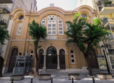 Selanik, Yunanistan - 30 Haziran 2023: 1920 'lerin Yahudi Sinagogu cephesinin düşük açısı, Yahudi Soykırımından kurtulan tek kişi.