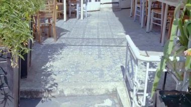 Selanik, Yunanistan - 30 Haziran 2023: 1920 'lerin Yahudi Sinagogu cephesinde düşük açılı tava, Yahudi Soykırımından kurtulan tek kişi. 