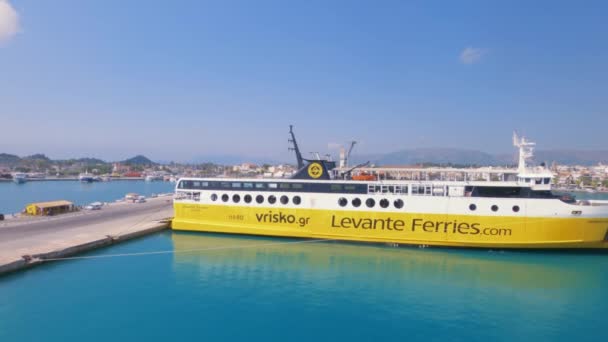 2021年7月10日 希腊Zakynthos 通往安德烈亚斯 卡尔沃斯 莱文特渡船的慢盘 船上有独特的色彩和标志 停泊在爱奥尼亚群岛一个平静的海港上 — 图库视频影像