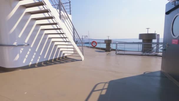 在一个阳光灿烂的夏日 慢速起航的Pov客轮甲板带着空座位和橙色救生圈行走在船的室外区域 — 图库视频影像