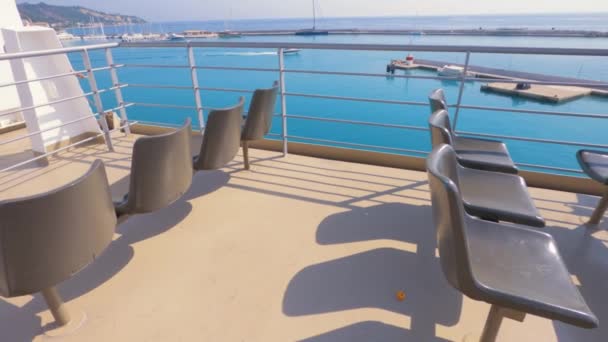 晴朗的夏日 客轮客轮甲板在客轮室外座位区的空座位上漫步 慢动作 — 图库视频影像