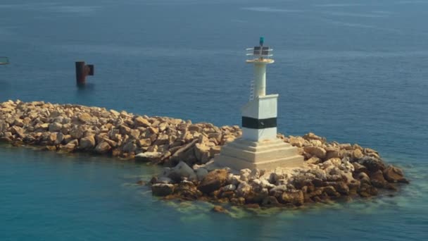 Baliza Marcador Navegação Com Sinalização Construída Passeio Rochoso Torno Mar — Vídeo de Stock