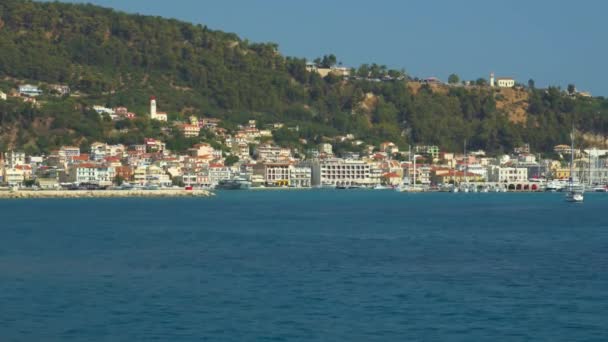 Zakynthos 爱奥尼亚岛首府航海景观 有低矮的海滨和山丘建筑 以及停泊在平静海面上的游艇 — 图库视频影像