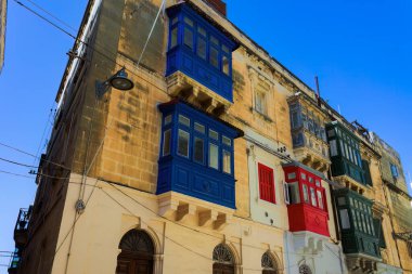 Eski Birgu şehrinin canlı sokaklarında renkli balkonları olan geleneksel Malta kireçtaşı binaları, kalabalıksız Citta Vittoriosa.