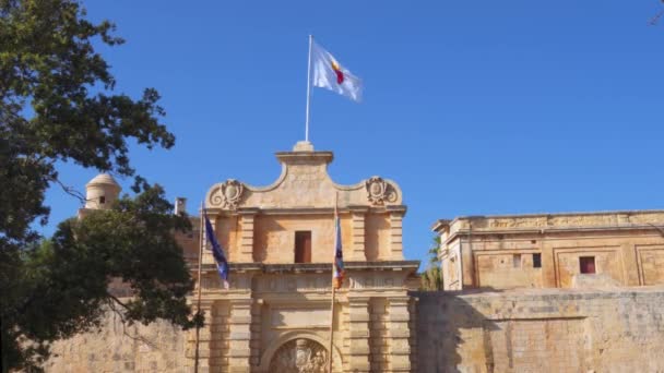 Mdina Malta Medieval Cidade Silenciosa Entrada Portão Cidadela Com Bandeiras — Vídeo de Stock