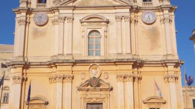 Orta Çağ Sessiz Şehir Kalesi içinde ikiz çan kuleleri olan St. Paul Barok Katolik Katedrali için Mdina, Malta POV günü pan.