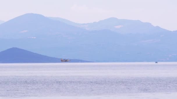 ギリシャ セオロジー 2023年8月26日 ギリシャの水陸両用消火装置 カナダのターボプロップエンジンウォーターボンバー 水荷を積んだ後 赤と黄色のカモフラージュを持ち上げる — ストック動画