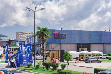 Selanik, Yunanistan - 9 Eylül 2023: 84. TIF Uluslararası Fuarı 'nın pavyonları önünde 09-17 Eylül 2023 tarihleri arasında gerçekleşen ziyaretçiler.