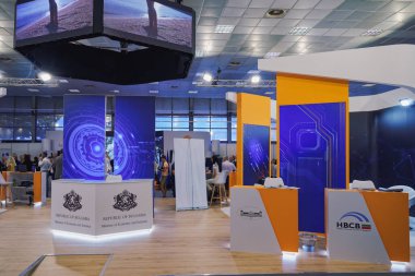 Selanik, Yunanistan - 9 Eylül 2023: 87. TIF Uluslararası Fuarı 'nın 13' üncü köşkünde, 09-17 Eylül 2023 tarihleri arasında gerçekleşen ziyaretçiler. Bulgaristan bu yılın onur ülkesi oldu.