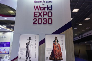 Selanik, Yunanistan - 9 Eylül 2023: Busan, Kore Dünya Fuarı 2030 Aday bayrağı uluslararası bir fuarda sergilendi.