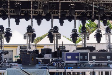 Selanik, Yunanistan - 9 Eylül 2023: Gün boyunca robotik sahne ışıkları da dahil olmak üzere boş açık hava gerçek konser sahnesi.